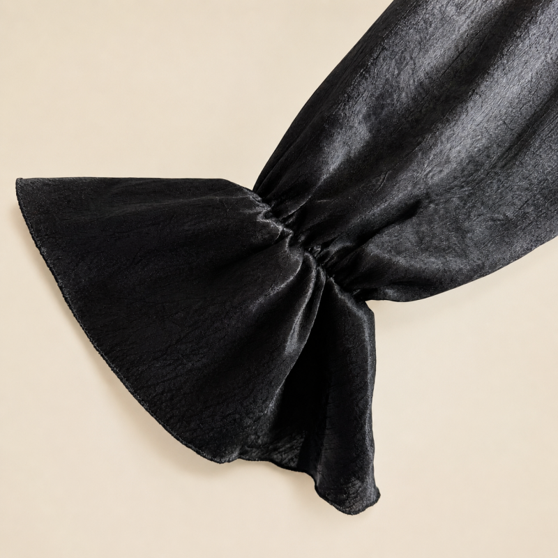 Blouse fluide satinée noire – vue de dos