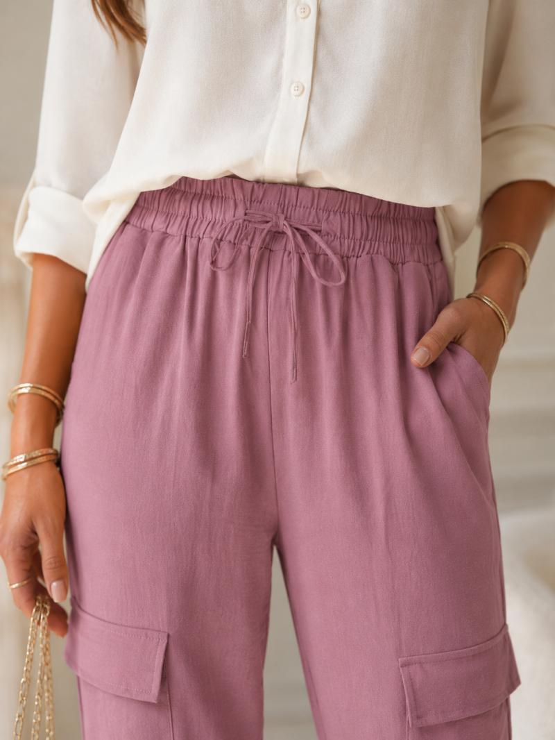 Pantalon cargo fluide rose poudré ou bleu ciel – vue de côté