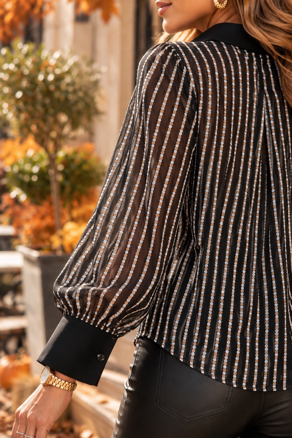 Blouse noire transparente à pois - détail manche et dos