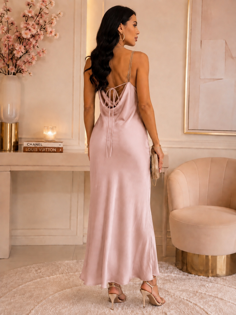 Robe longue satinée à bretelles strass – détail supplémentaire