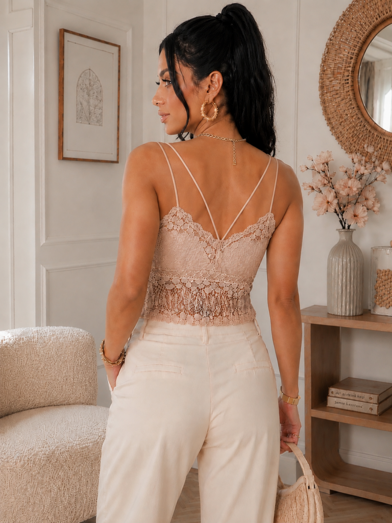 Top en dentelle à cœurs beige rosé – détail de la finition