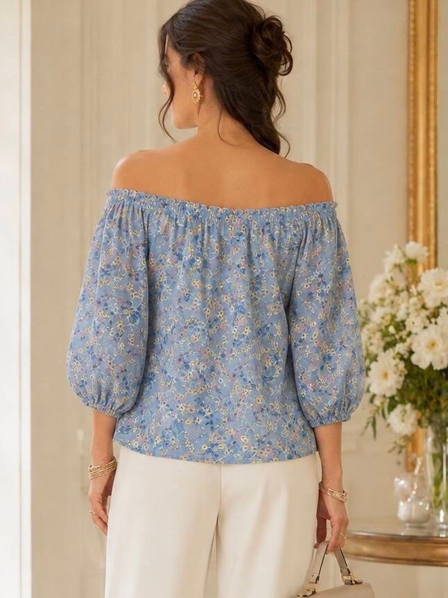 Blouse fleurie brodée bleu ciel col Bardot – détail de la coupe