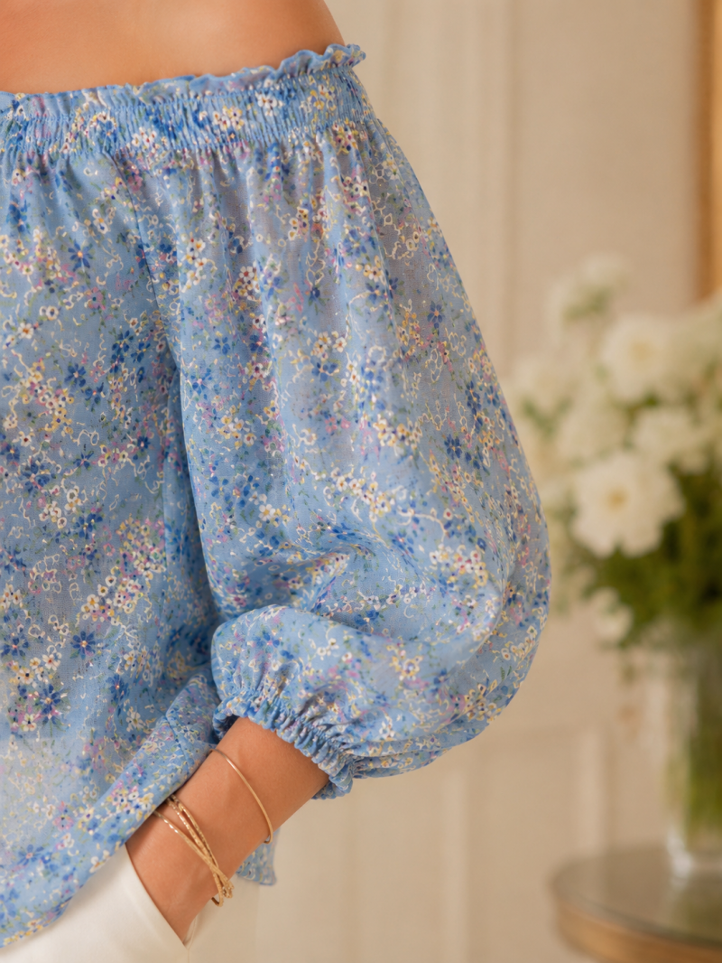 Blouse fleurie brodée bleu ciel col Bardot – détail du vêtement