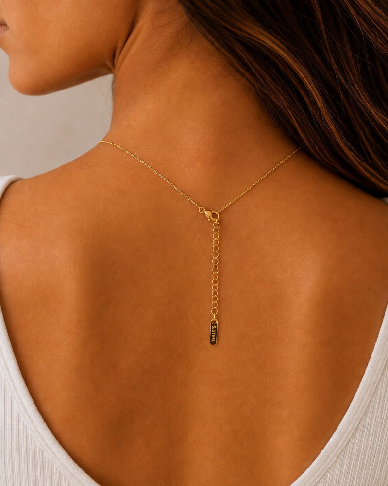 Collier doré croix double à strass – détail du pendentif