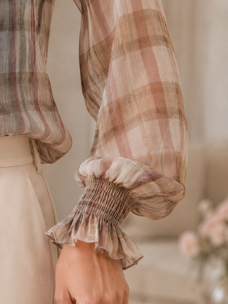 Blouse transparente à carreaux beige rosé – détail du vêtement