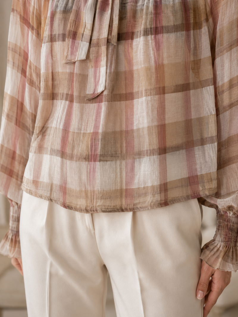 Blouse transparente à carreaux beige rosé – détail de la coupe