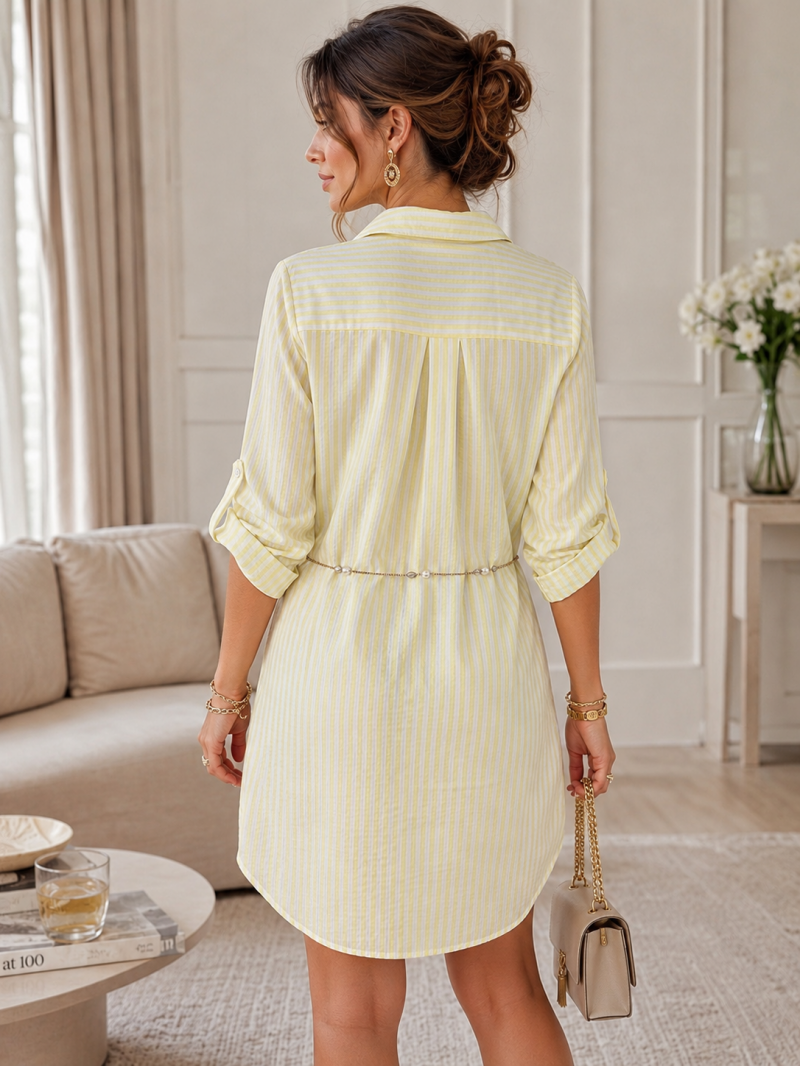 Robe chemise rayée jaune et blanc avec ceinture bijou – détail du tissu