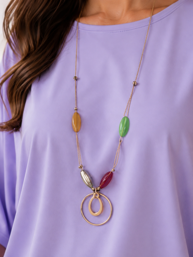 Haut oversize fluide avec collier lavande ou rose – vue de côté