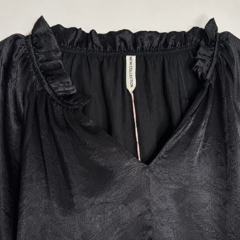 Blouse fluide satinée noire – vue de côté