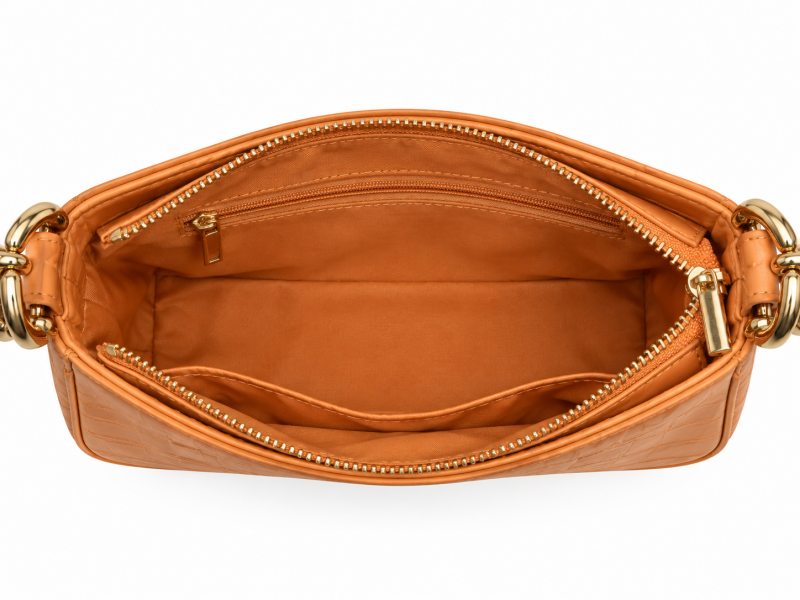 Sac effet croco orange à chaîne dorée – détail de la finition