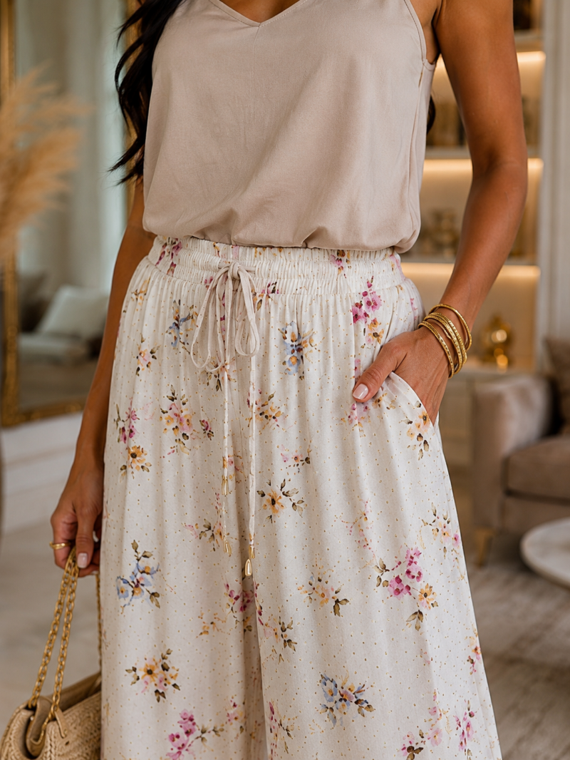 Pantalon palazzo fleuri terracotta et bleu ciel – détail du vêtement