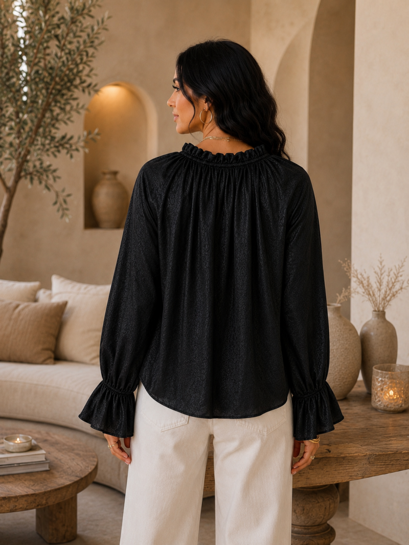 Blouse fluide satinée noire – détail de la coupe