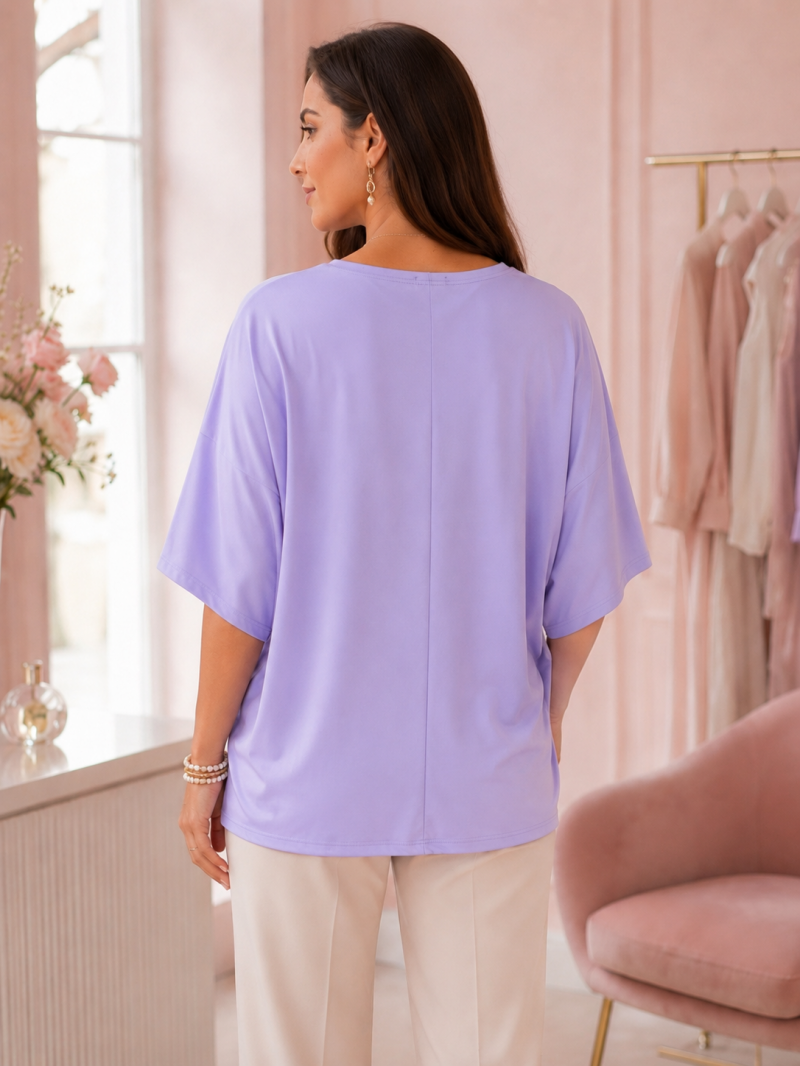 Haut oversize fluide avec collier lavande ou rose – détail de la coupe