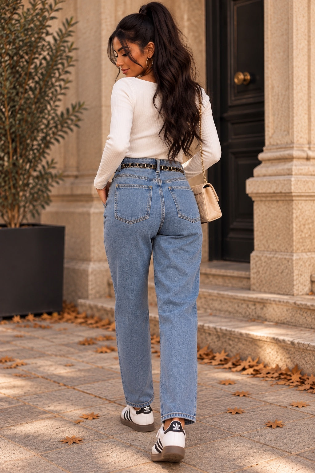 Jean femme taille haute ceinture chaîne bleu - vue de dos