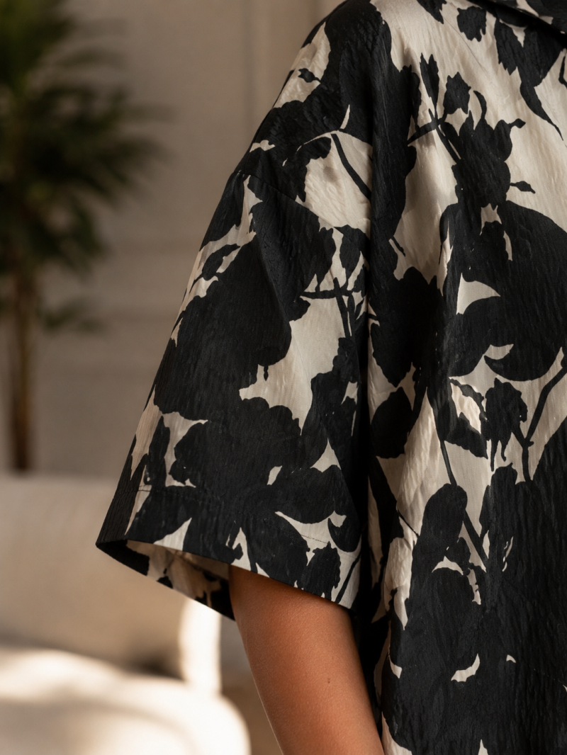Veste oversize fleurie noir et écru – détail du vêtement