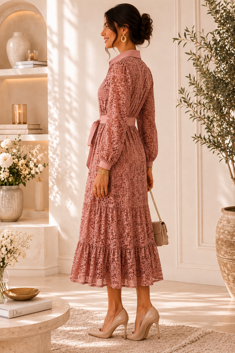 Robe longue en dentelle rose poudré – vue de côté