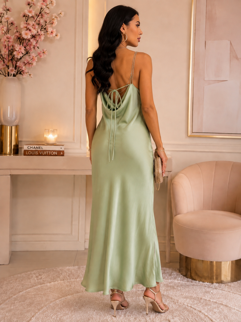Robe longue satinée à bretelles strass – détail de la coupe