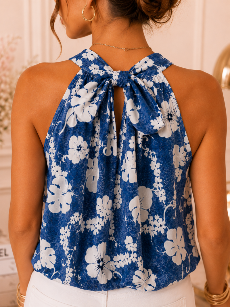 Top fleuri à col noué bleu et blanc – détail du vêtement