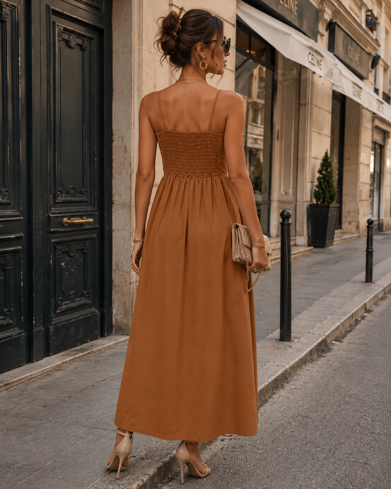 Robe longue camel à dos smocké – détail de la coupe