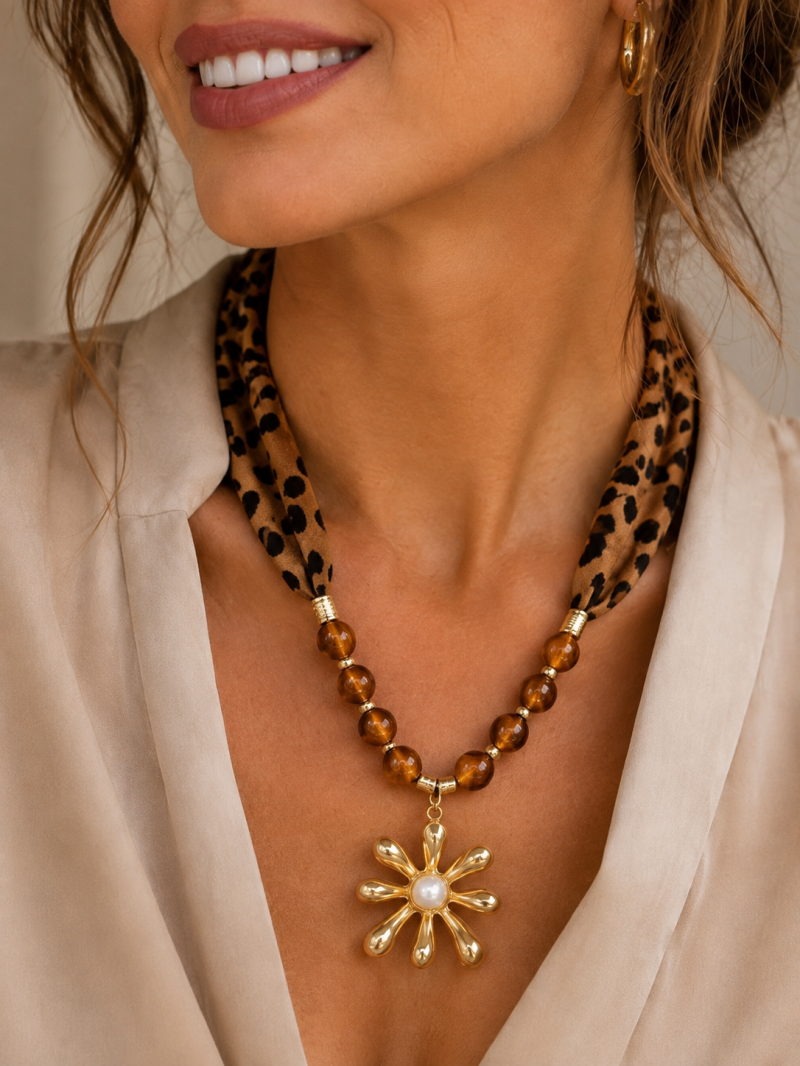 Collier léopard à pendentif fleur doré et blanc – vue principale