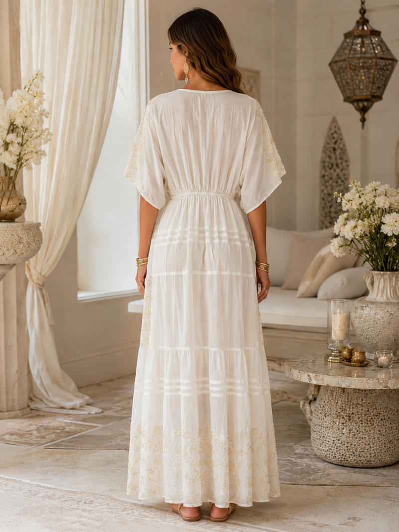 Robe longue blanche brodée dorée – détail de la finition