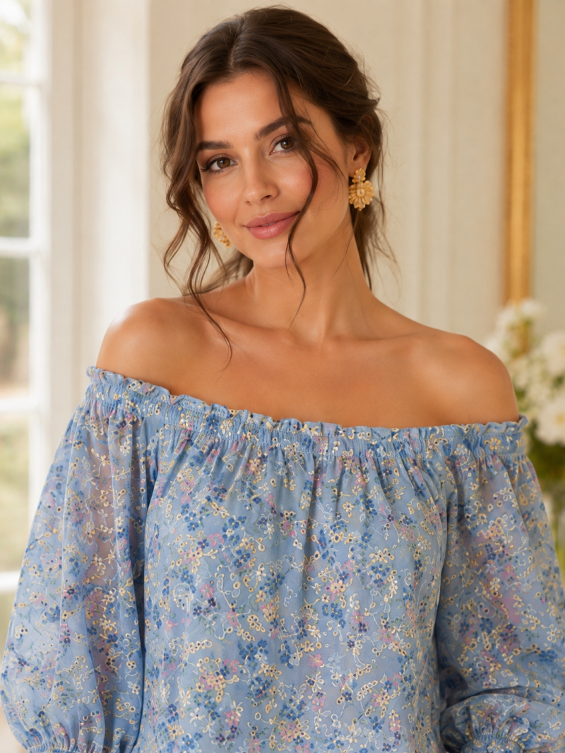 Blouse fleurie brodée bleu ciel col Bardot – vue de côté