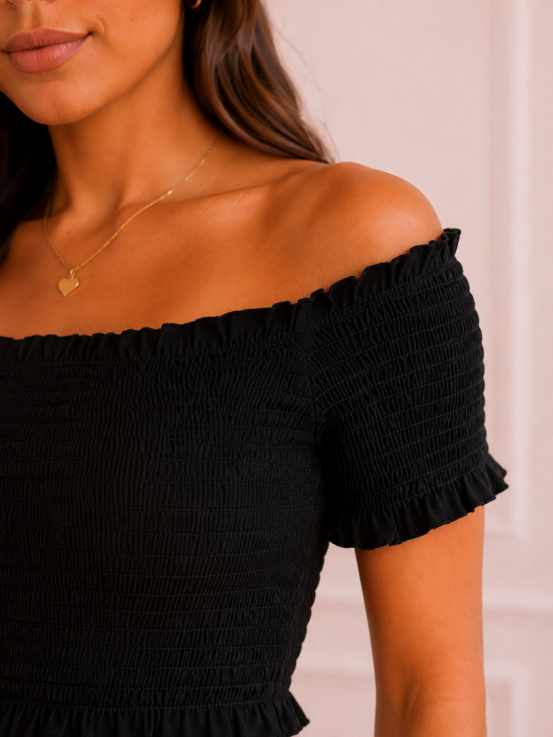 Crop top smocké col Bardot noir ou blanc cassé – détail de la finition