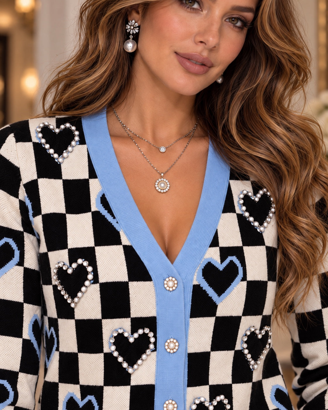 Détail du col, des boutons bijoux et des cœurs strass du gilet bleu ciel