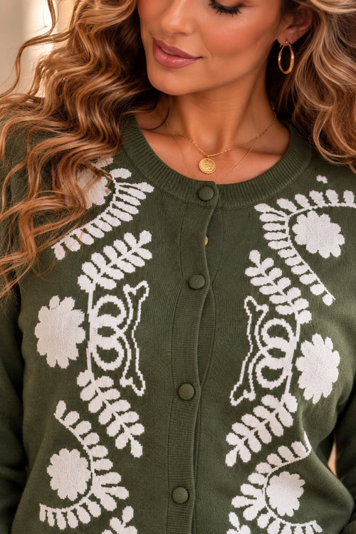 Gilet vert kaki femme à motifs écrus - détail col rond et boutons
