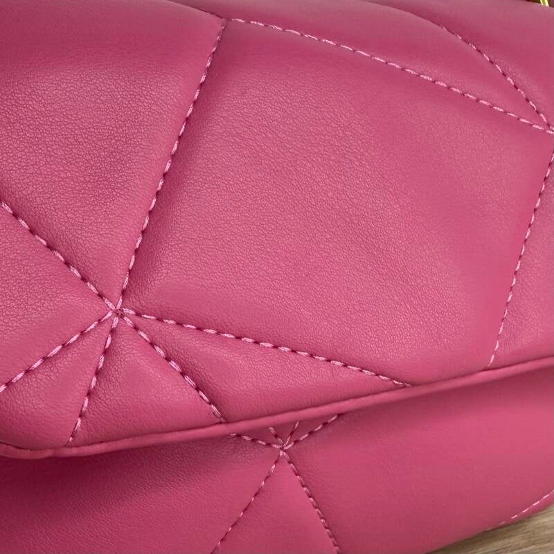Petit sac bandoulière matelassé rose – vue de côté