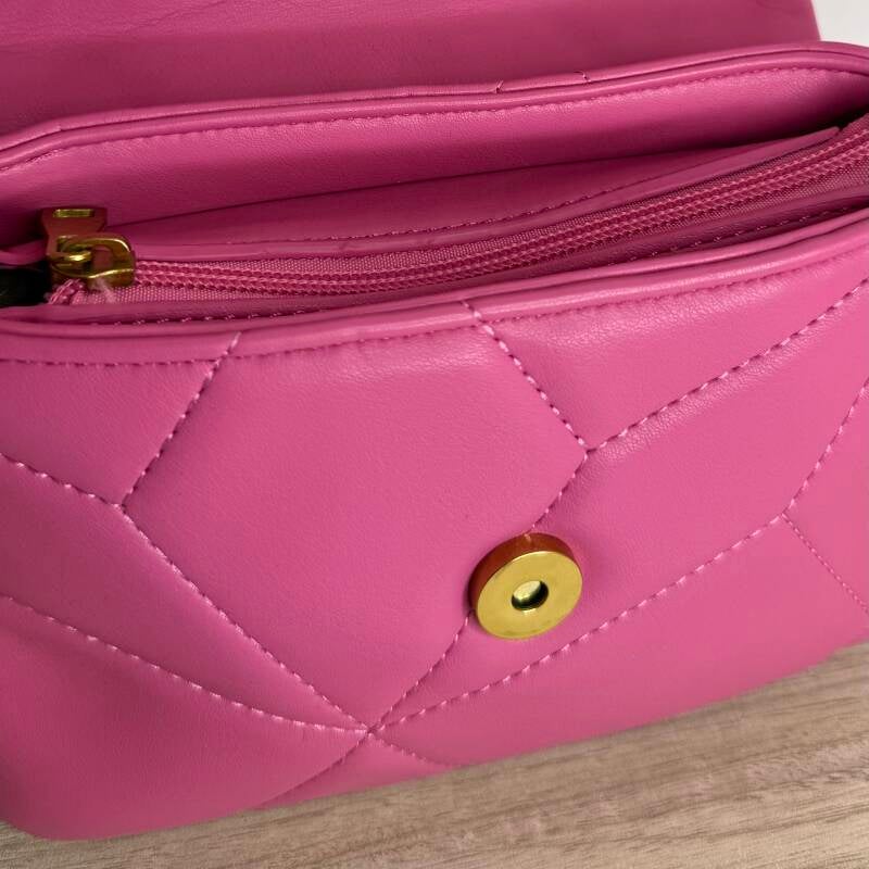 Petit sac bandoulière matelassé rose – détail du produit