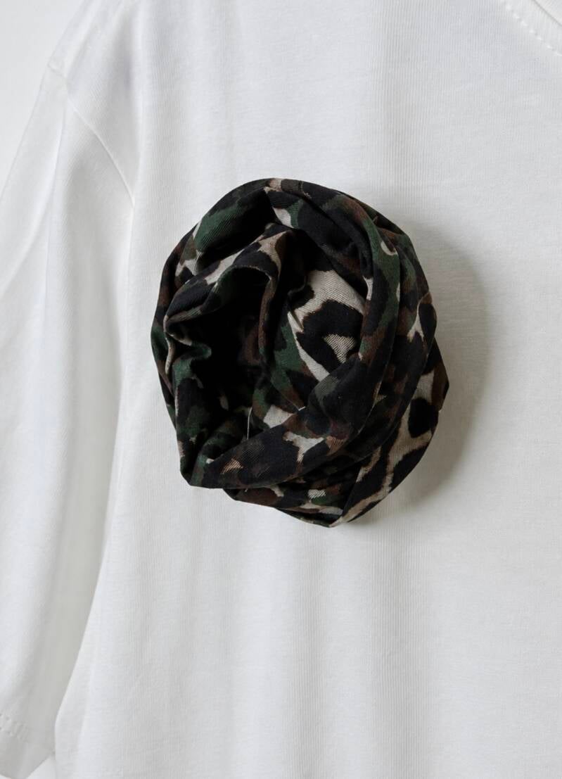 T-shirt blanc avec fleur camouflage – détail du vêtement