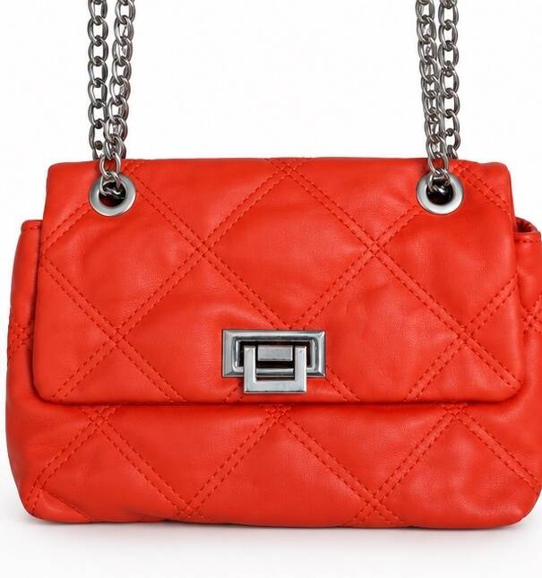 Sac matelassé rouge corail à chaîne argentée – vue 3