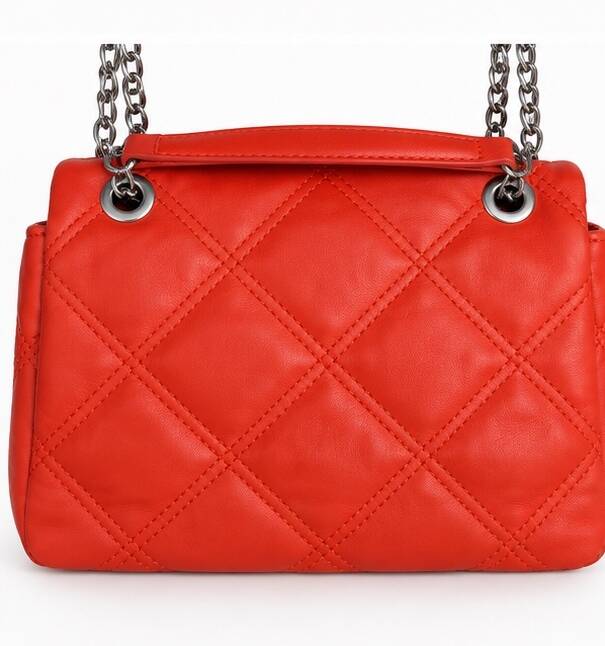 Sac matelassé rouge corail à chaîne – détail de la finition