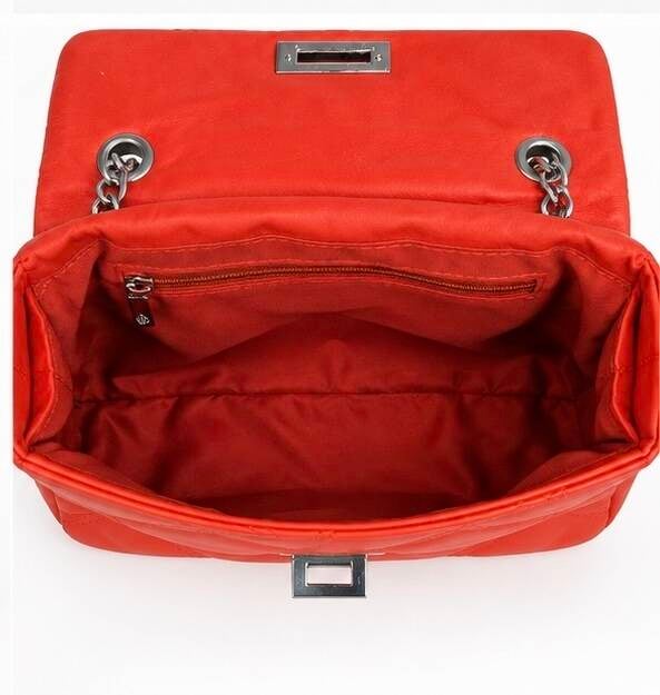 Sac matelassé rouge corail à chaîne – détail supplémentaire