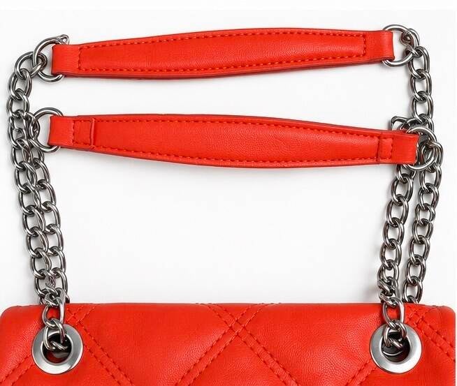 Sac matelassé rouge corail à chaîne – présentation complémentaire