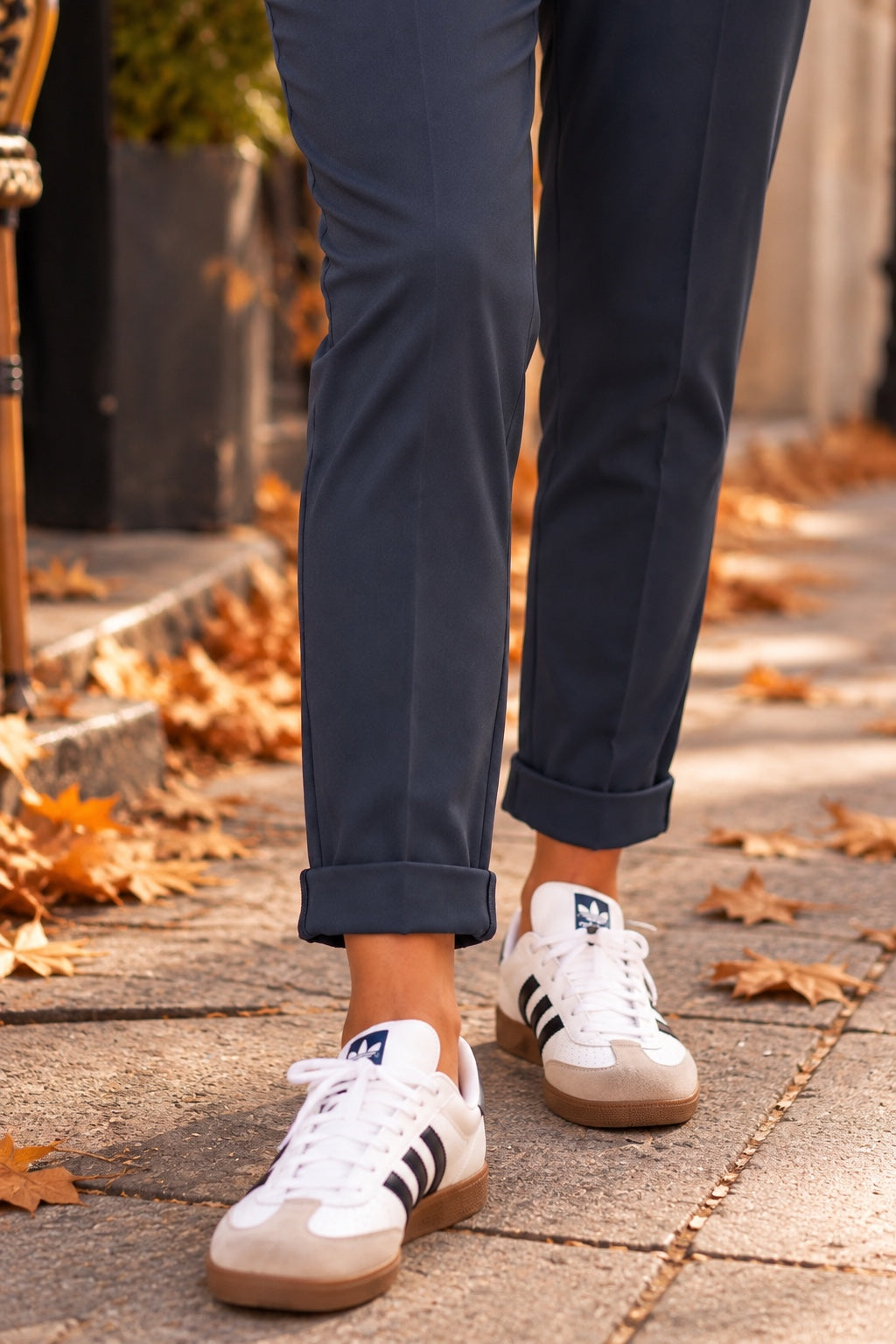 Pantalon bleu marine femme - détail revers cheville