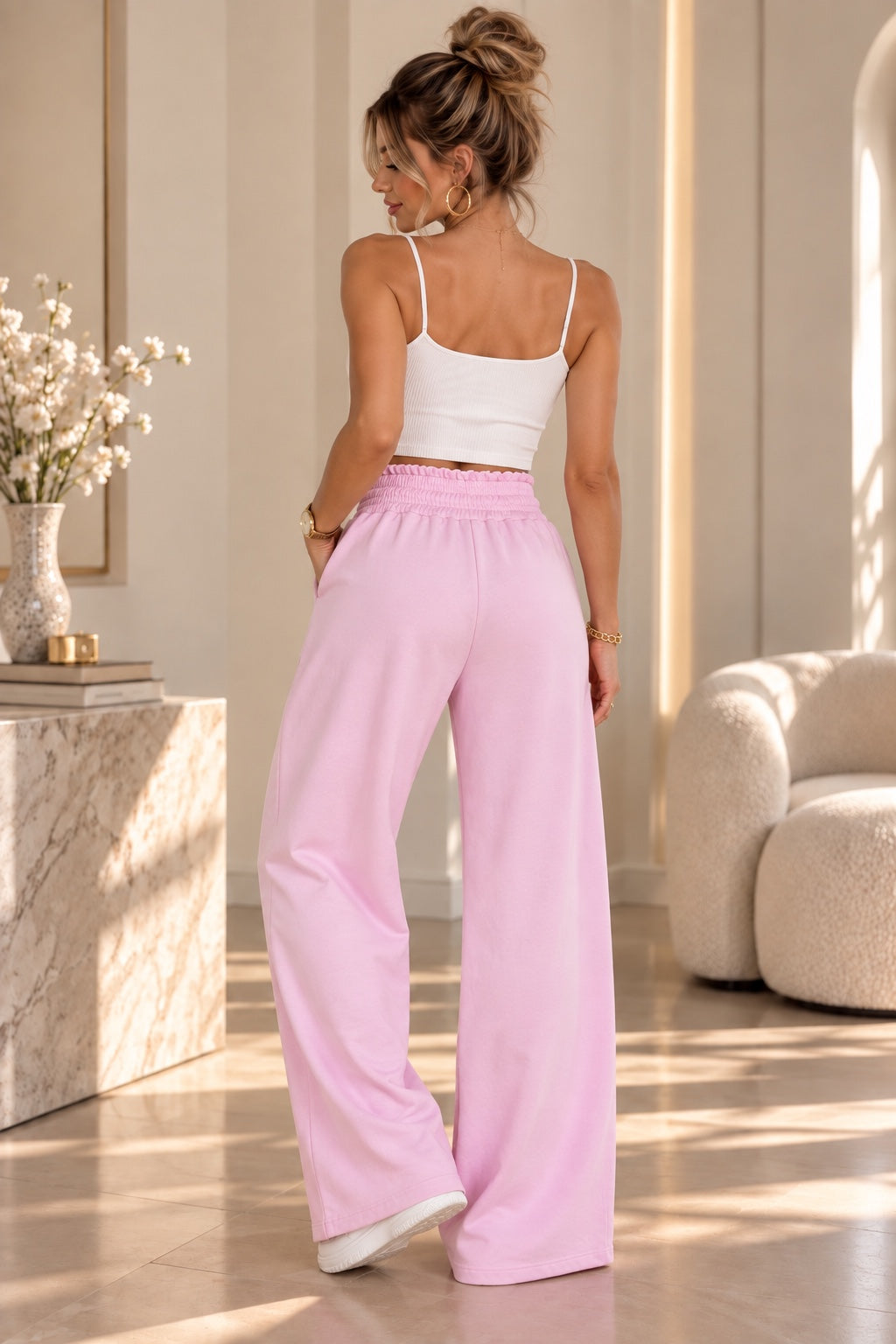 Pantalon large rose poudré femme à taille smockée – vue de dos