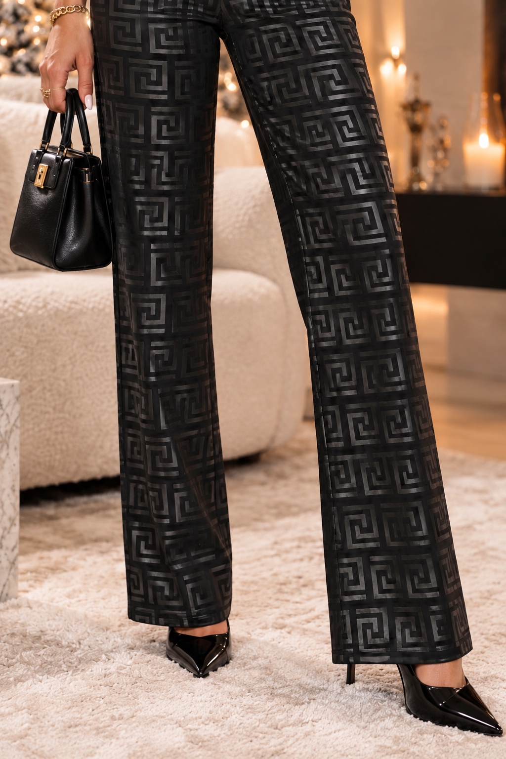 Détail du bas du pantalon noir à motifs graphiques