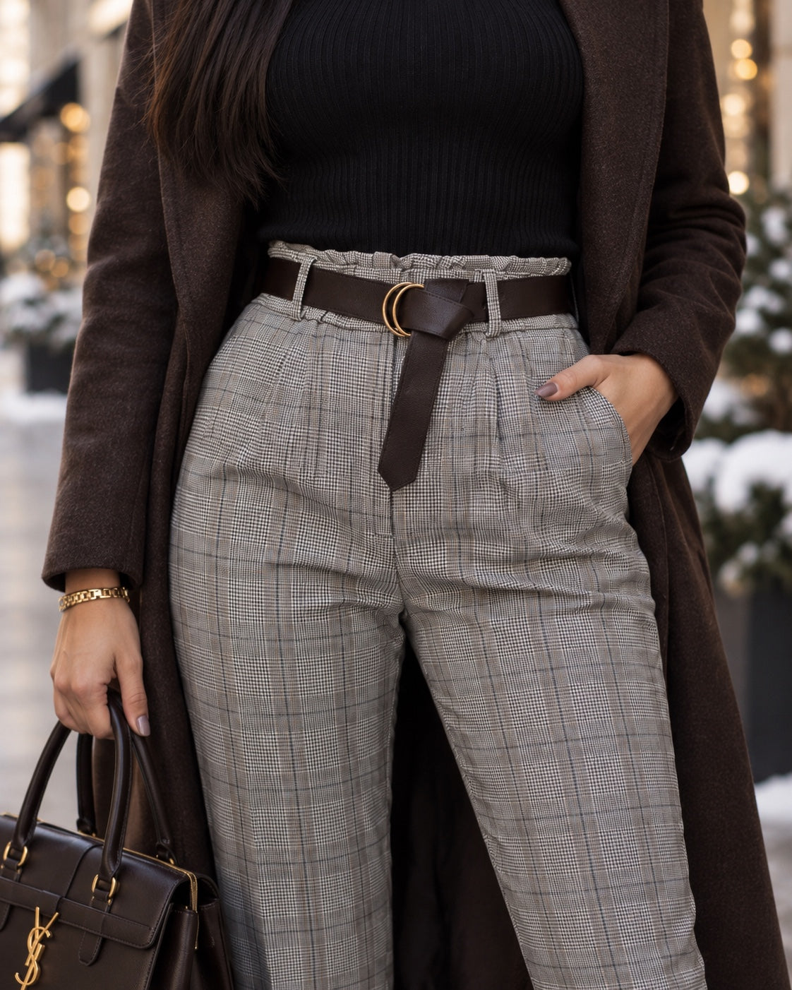 Détail de la taille haute et de la ceinture du pantalon à carreaux