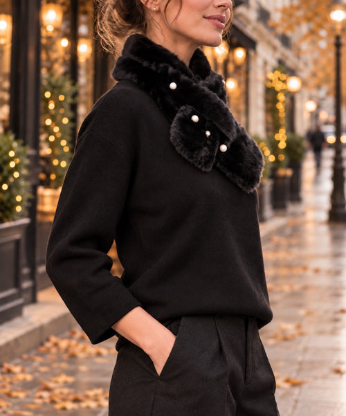 Pull noir avec écharpe effet fourrure à perles, vue de côté