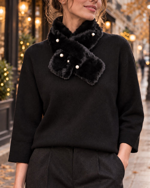 Pull noir avec écharpe effet fourrure à perles, vue de face