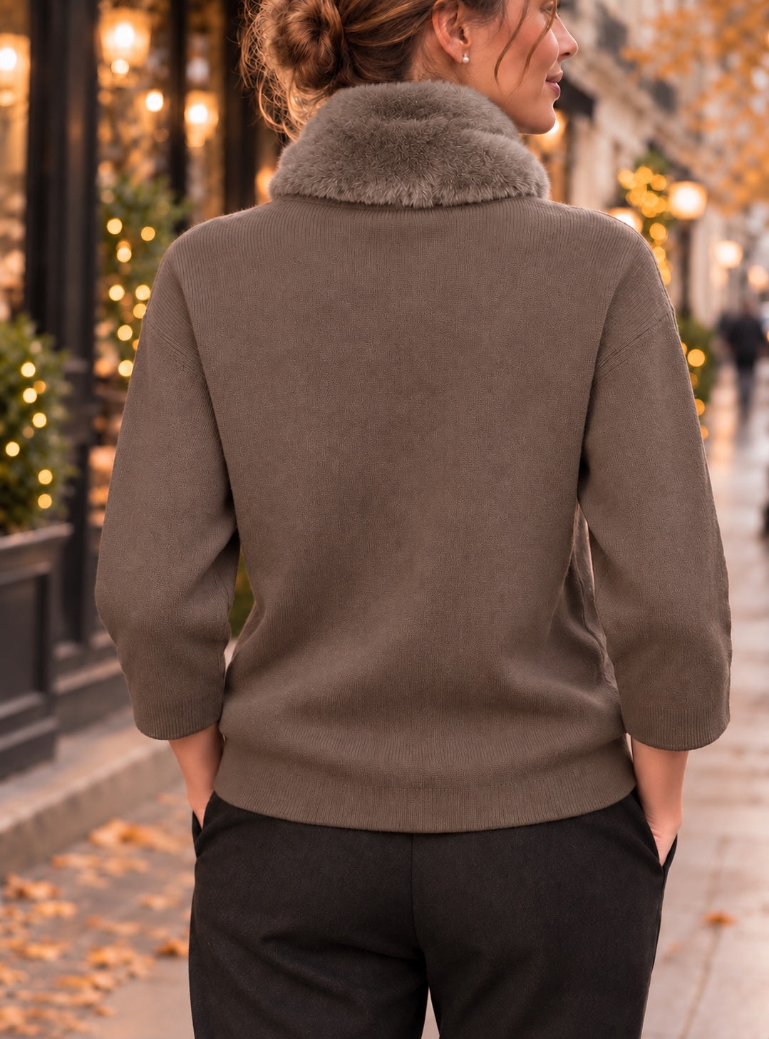 Pull taupe avec écharpe effet fourrure à perles, vue de dos