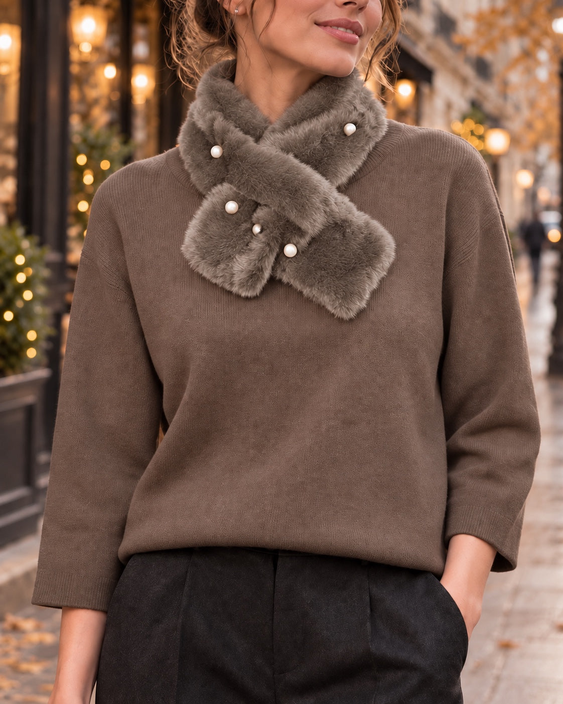 Pull taupe avec écharpe effet fourrure à perles, vue de face
