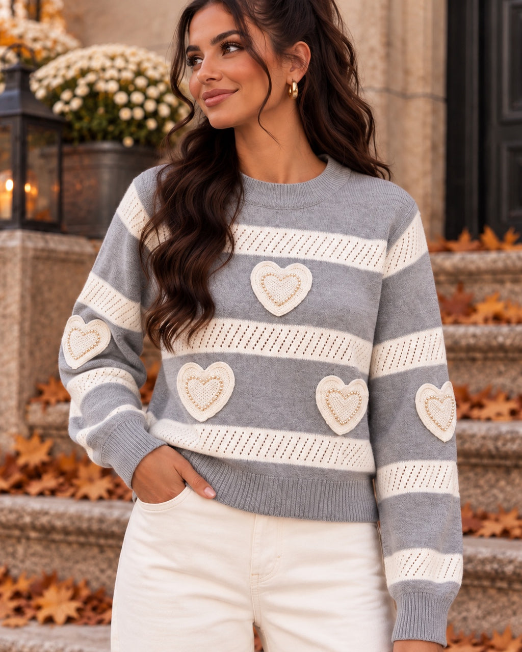 Pull gris et écru à cœurs perlés, vue de face