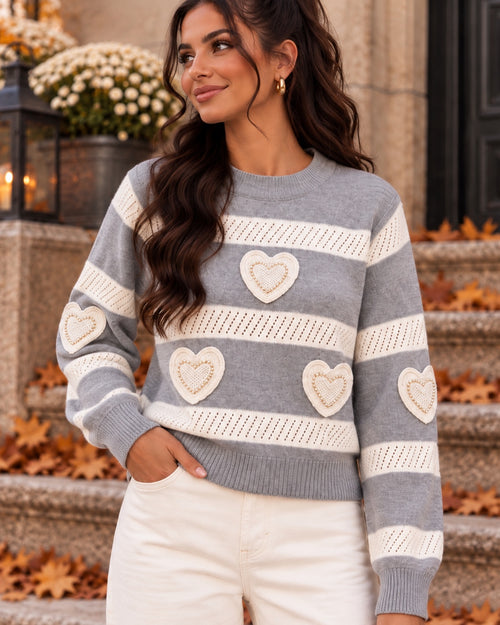 Pull gris et écru à cœurs perlés, vue de face