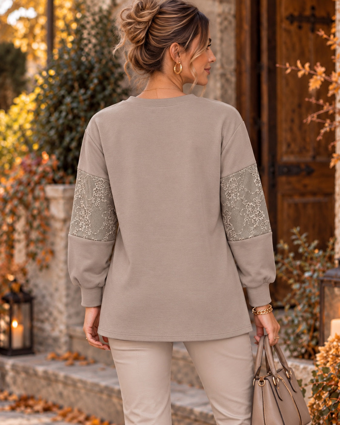 Pull long taupe à empiècements dentelle, vue de dos
