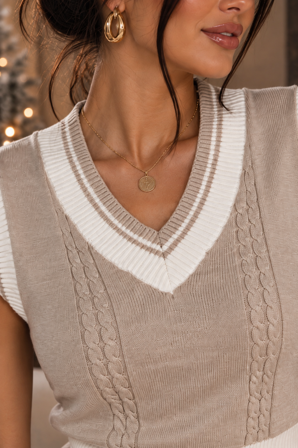 Pull sans manches beige et écru - détail col V