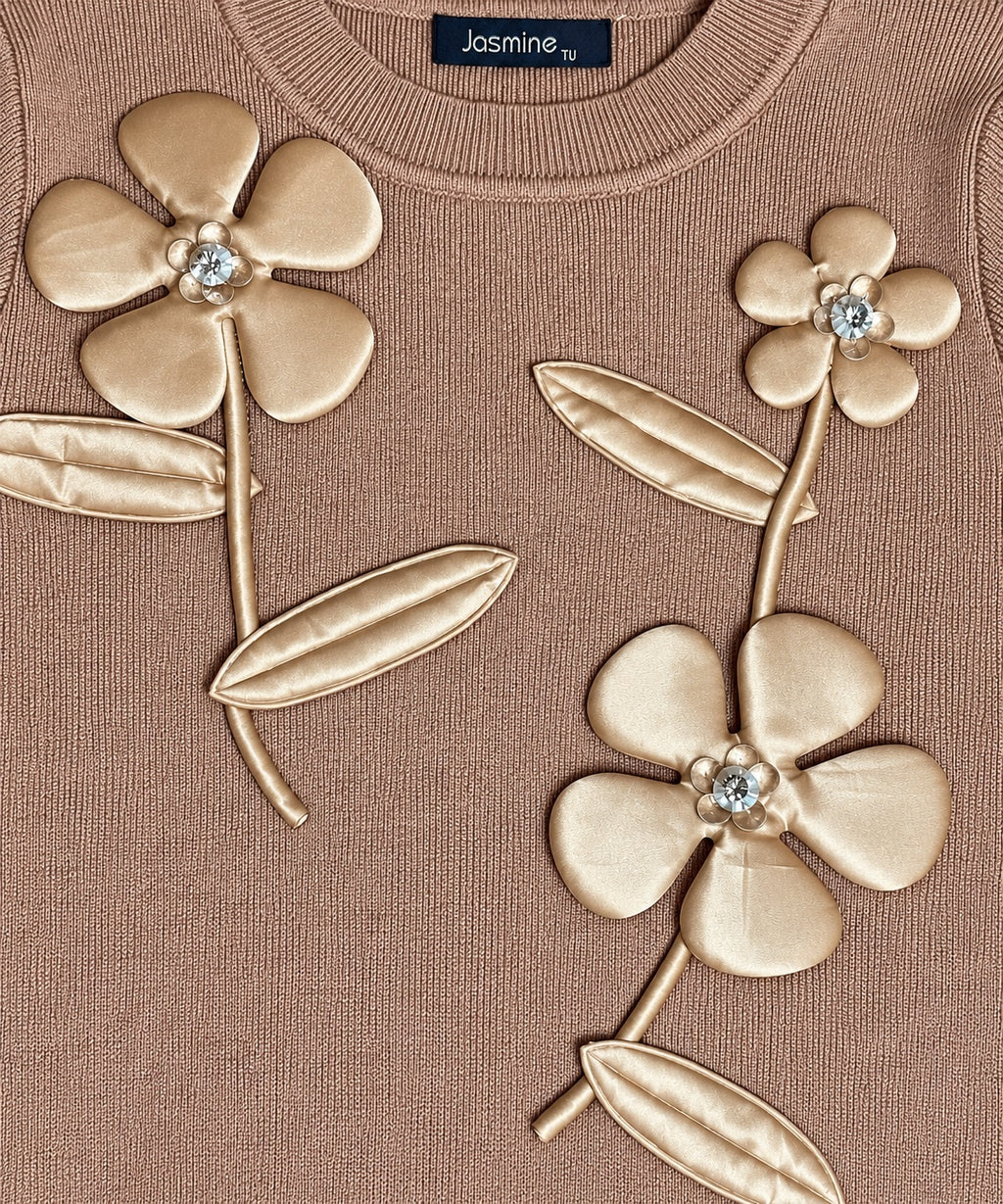 Détail des fleurs satinées en relief du pull taupe