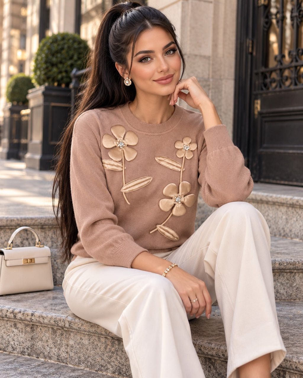 Pull taupe à fleurs satinées en relief, porté assis